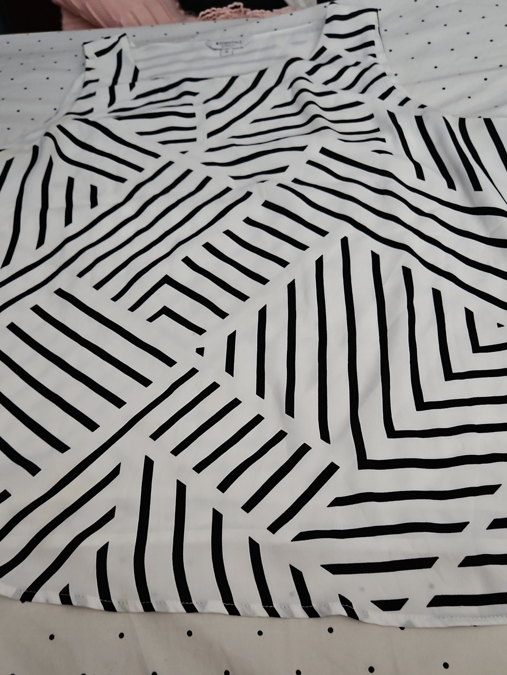 3/$25 REssentials Black And White Geometric Armhole Blouse Size M